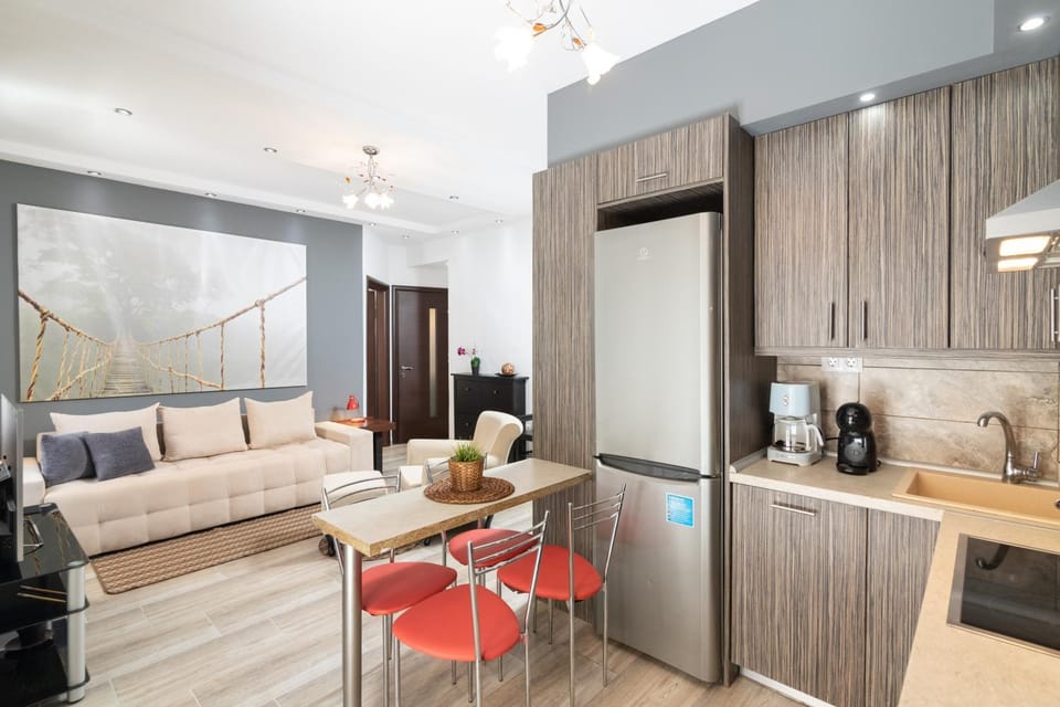 Kitchen or kitchenette, Living room, Seating area, Dining area