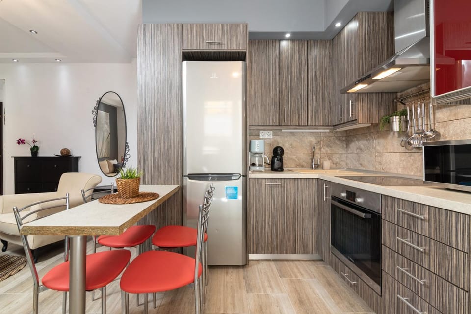 Kitchen or kitchenette, Dining area, dishwasher, minibar