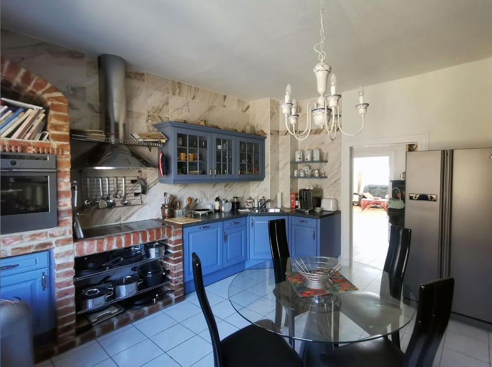 Property building, Kitchen or kitchenette, Living room