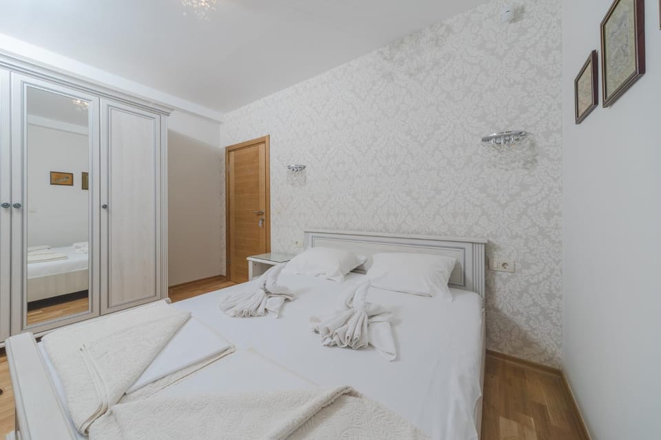 Bed, Photo of the whole room, Bedroom, towels, wardrobe
