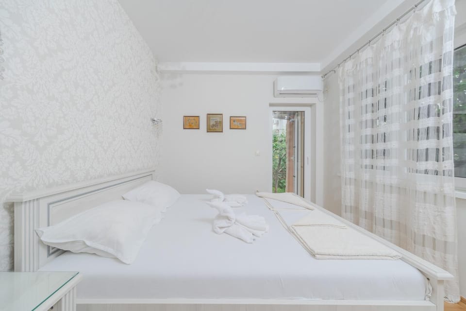 Photo of the whole room, Bedroom, towels