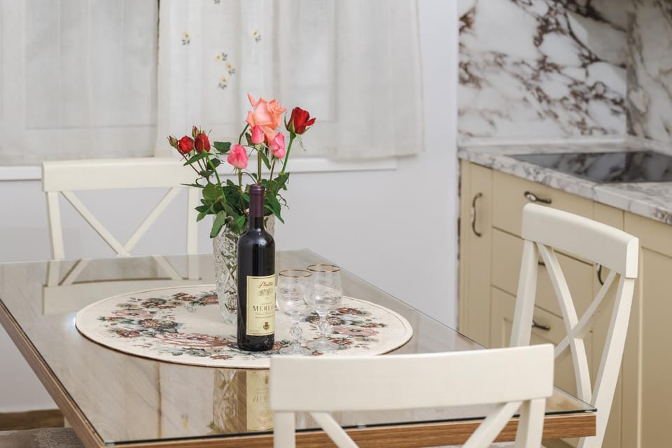 Seating area, Dining area, Drinks
