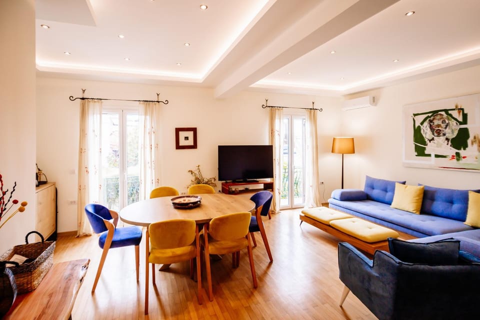 TV and multimedia, Living room, Seating area, Dining area