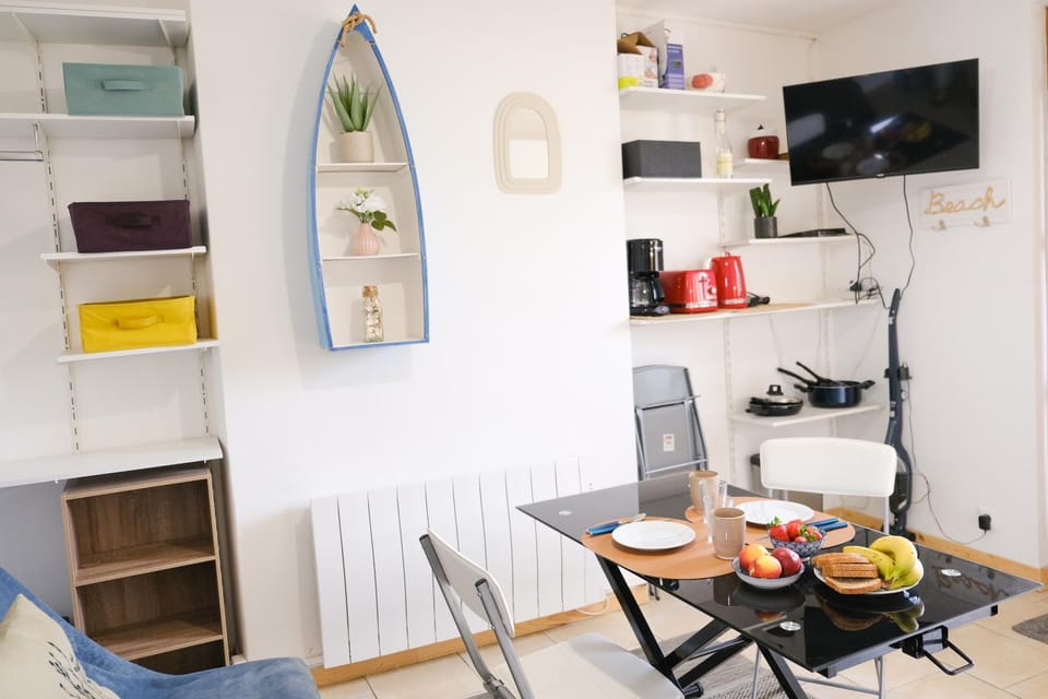 TV and multimedia, Coffee/tea facilities, Food and drinks, Dining area, Food, toaster
