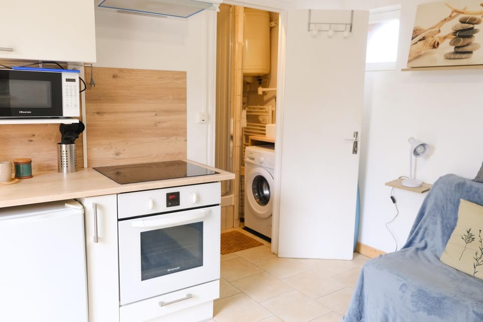 Kitchen or kitchenette, oven, washing machine