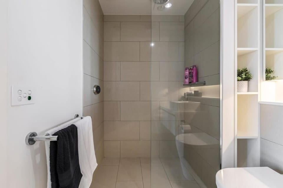 Spacious 2 bedroom apartment with Free parking-00189 Apartment in Melbourne