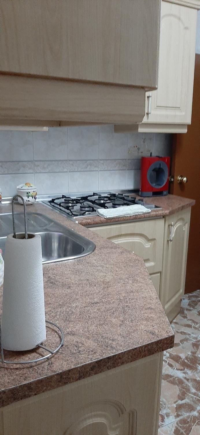 Kitchen or kitchenette, minibar, stove