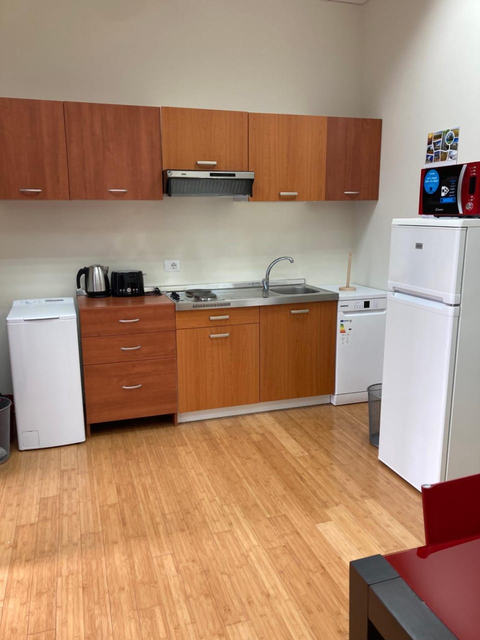 Kitchen or kitchenette, dishwasher, minibar, stove