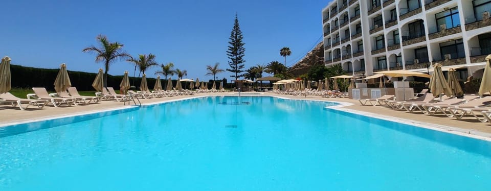 Swimming pool, sunbed
