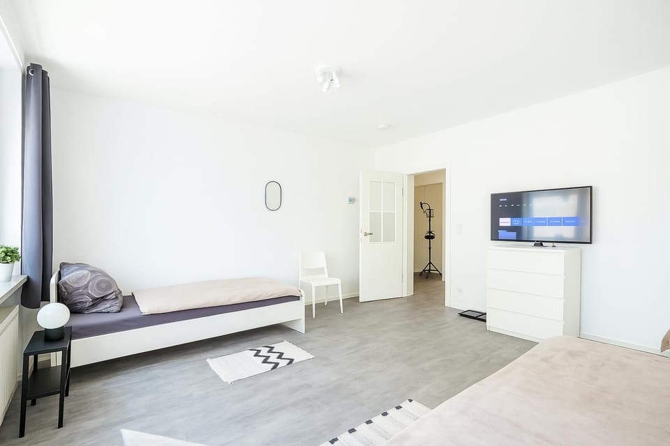 Bed, TV and multimedia, Photo of the whole room, Bedroom