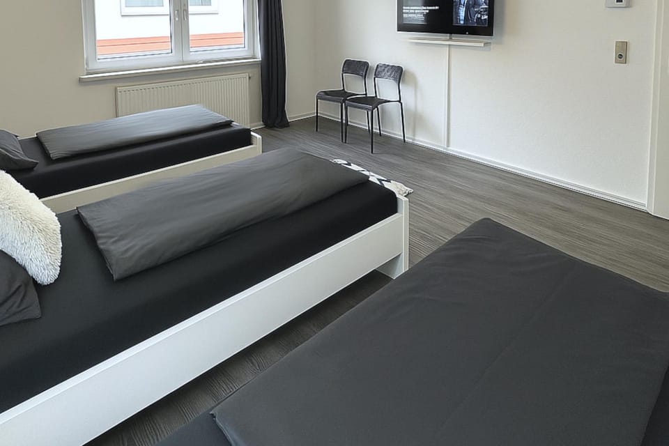 Bed, TV and multimedia, Photo of the whole room, Bedroom
