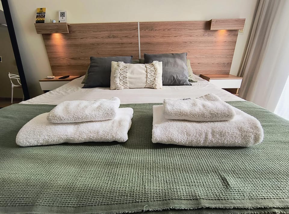 Bed, towels