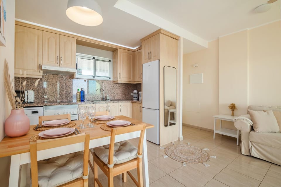 Coffee/tea facilities, Kitchen or kitchenette, Dining area, dishwasher, microwave, oven, stove