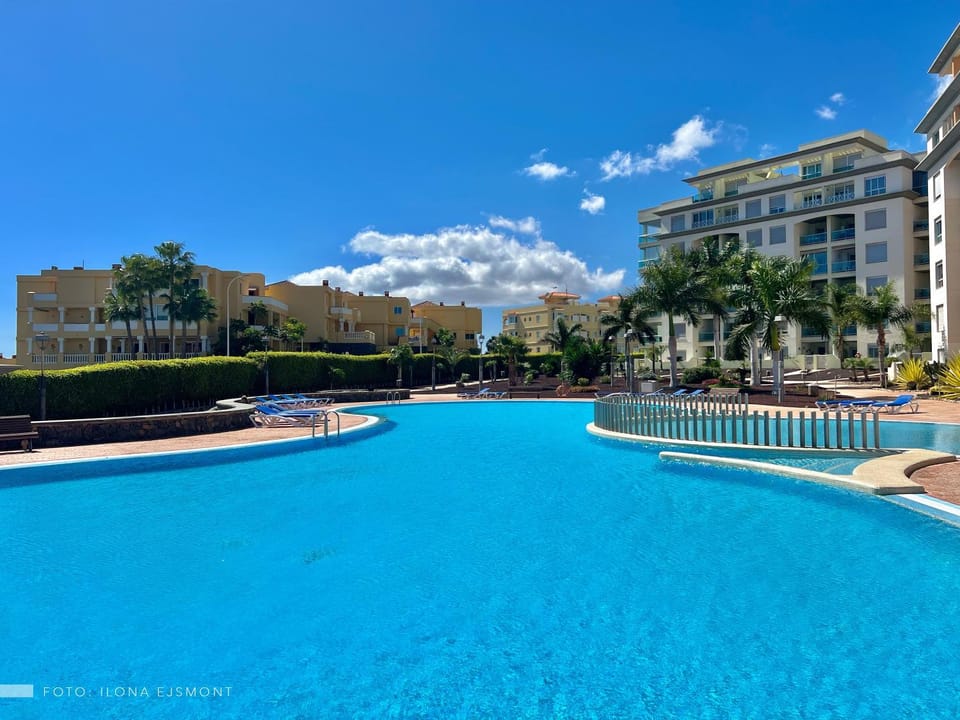 Property building, Day, Swimming pool, Swimming pool, sunbed