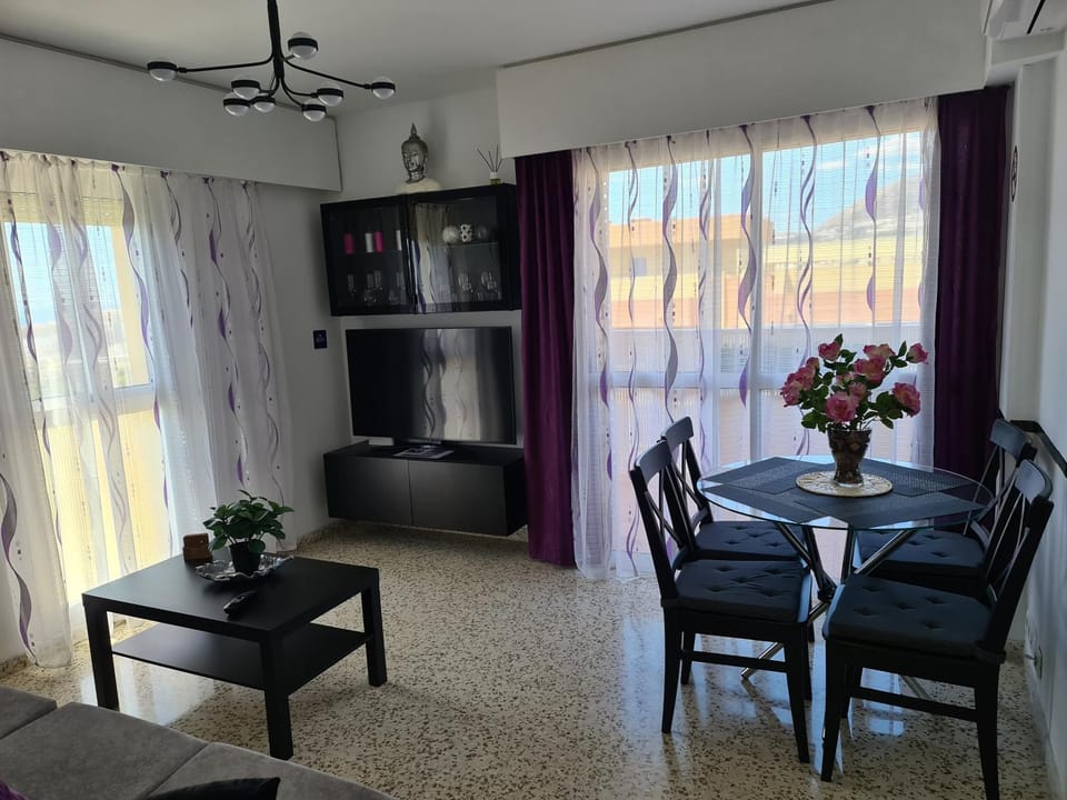 TV and multimedia, Living room, Seating area, Dining area, air conditioner