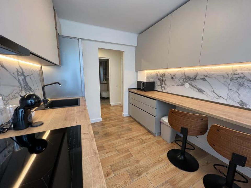 Kitchen or kitchenette, minibar, stove