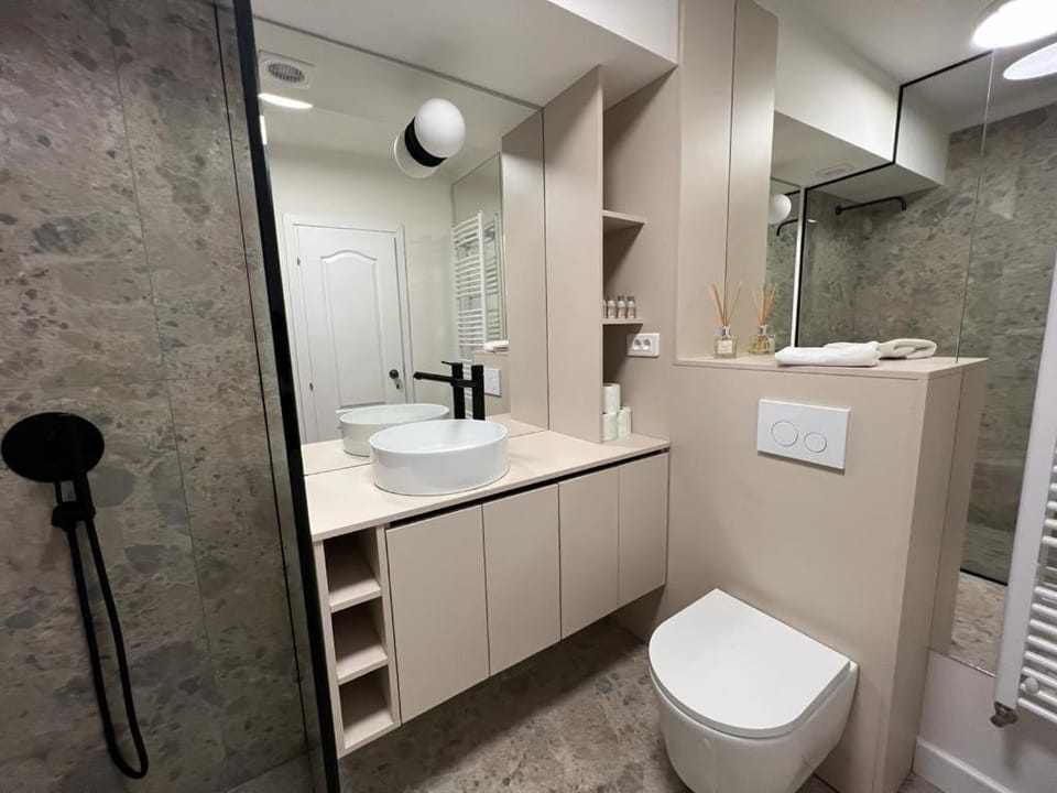 Shower, Toilet, Bathroom, towels