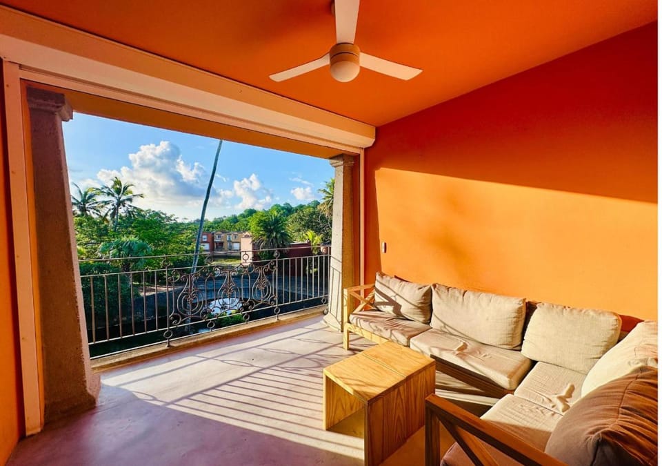 Day, View (from property/room), Balcony/Terrace, Seating area, Lake view, River view