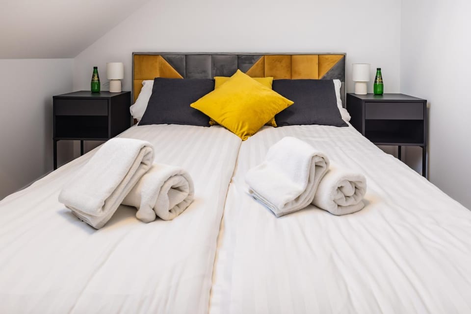 Bed, Photo of the whole room, Bedroom, towels