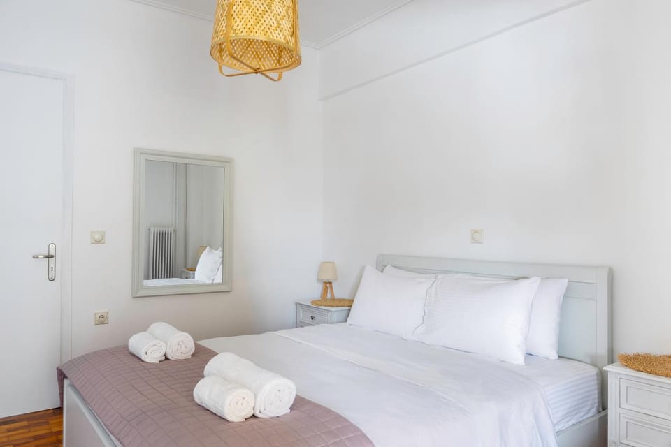 Bed, Photo of the whole room, Bedroom, towels