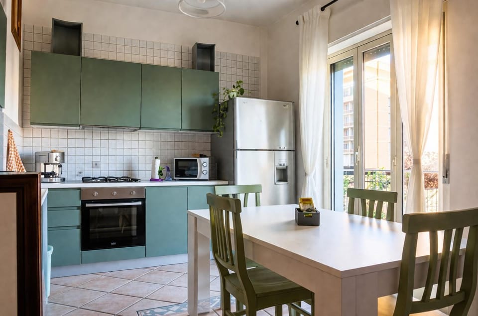 Kitchen or kitchenette, Dining area, oven