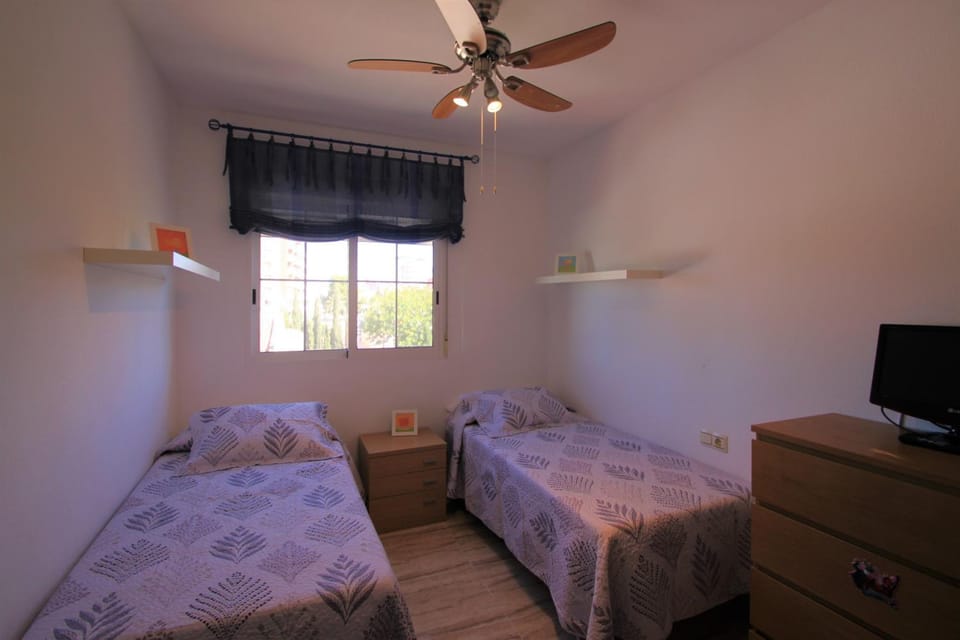 Bed, TV and multimedia, Photo of the whole room, Bedroom, fireplace
