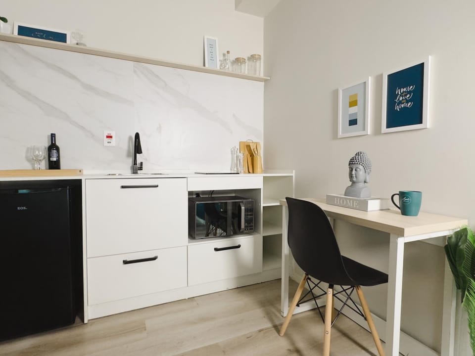 Kitchen or kitchenette, minibar, stove