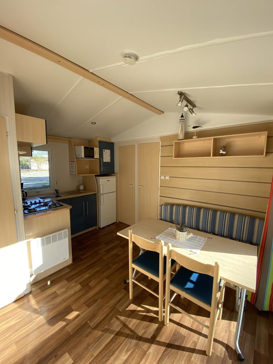 Kitchen or kitchenette, minibar