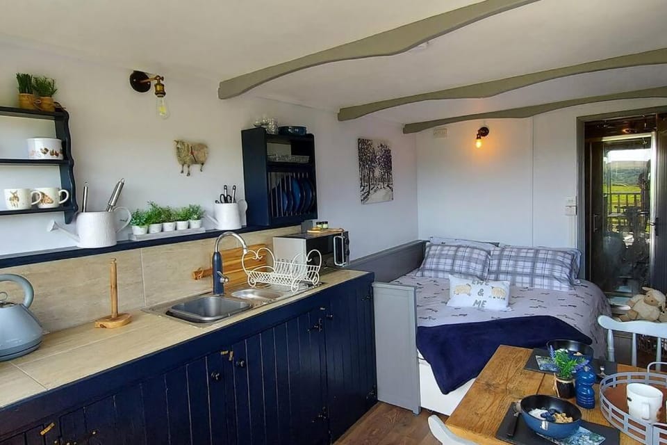 The Cloves Farm Shepherd’s Hut House in West Devon District