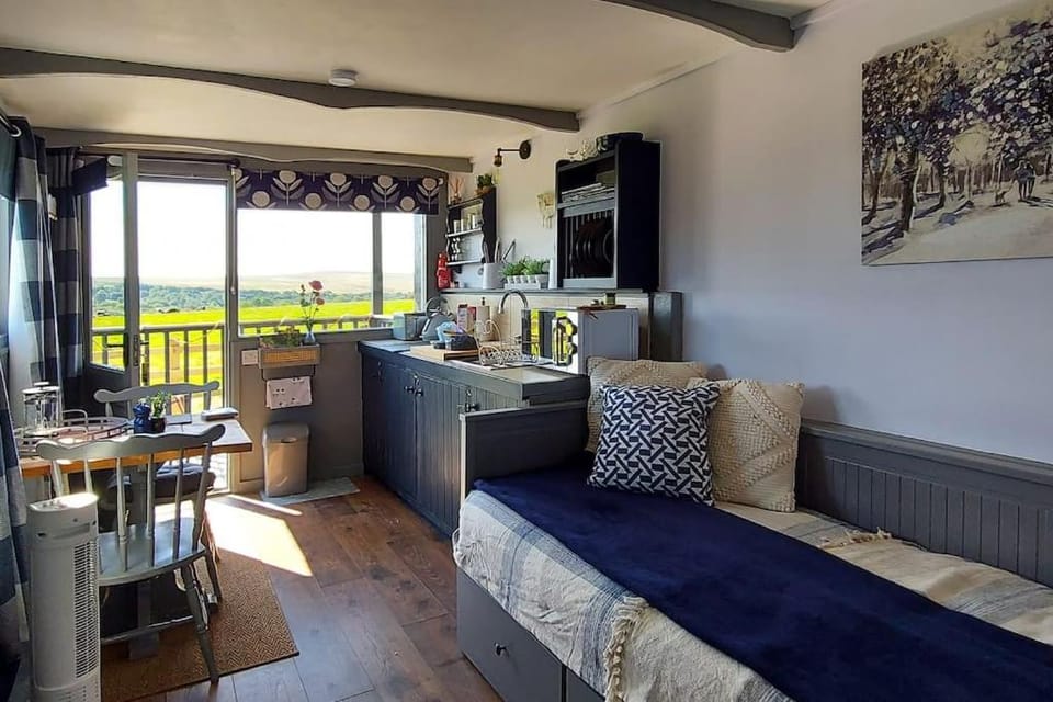 The Cloves Farm Shepherd’s Hut House in West Devon District