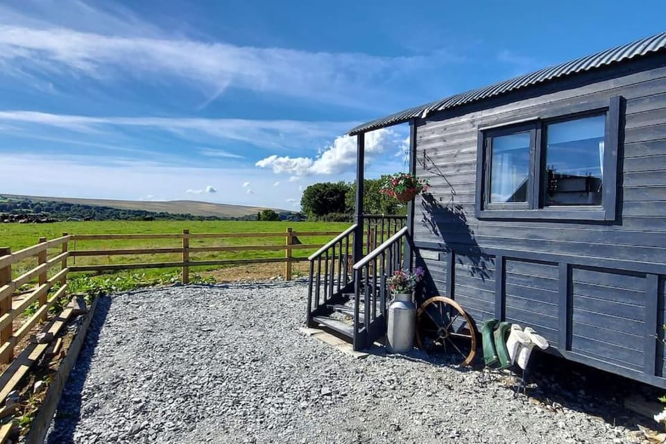 The Cloves Farm Shepherd’s Hut House in West Devon District