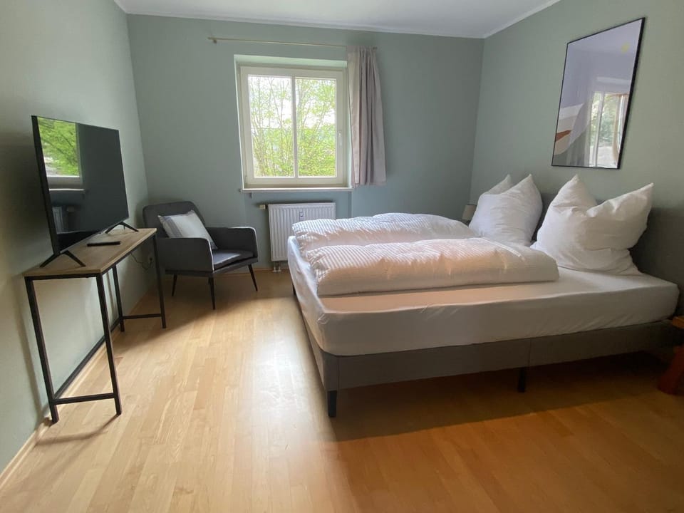 Bed, TV and multimedia, Bedroom