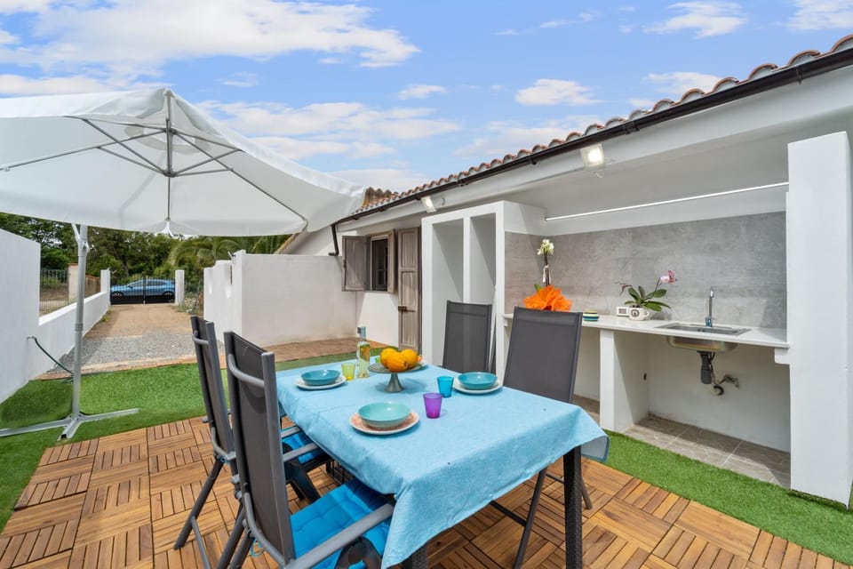 Property building, Balcony/Terrace, Living room