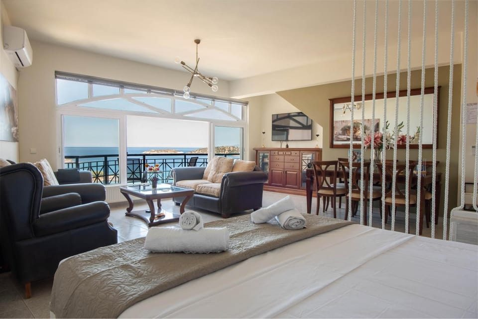 Bed, TV and multimedia, Balcony/Terrace, Living room, Seating area, Dining area, Sea view