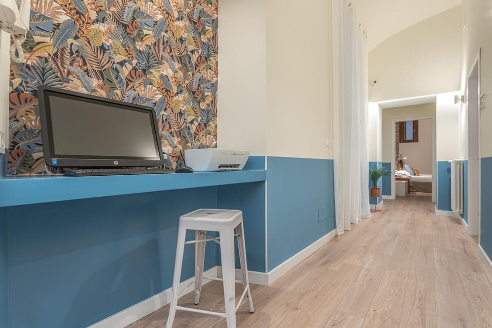 Communal lounge/ TV room, Lobby or reception