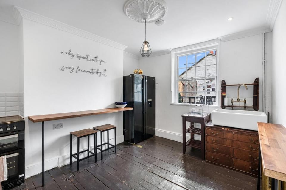 Three Bedroom Townhouse by Primal Estates Short Lets in Brighton Apartment in Brighton