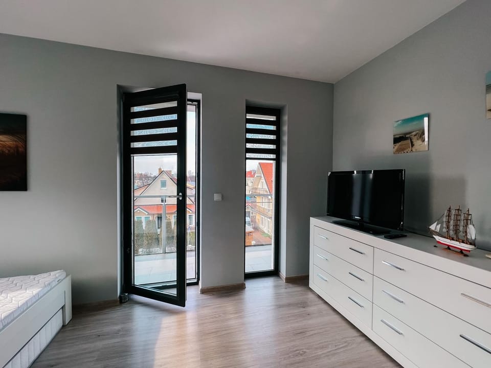 Bed, TV and multimedia, Photo of the whole room, Bedroom