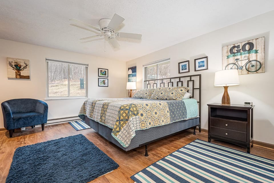 Bed, Seating area, Bedroom, furniture