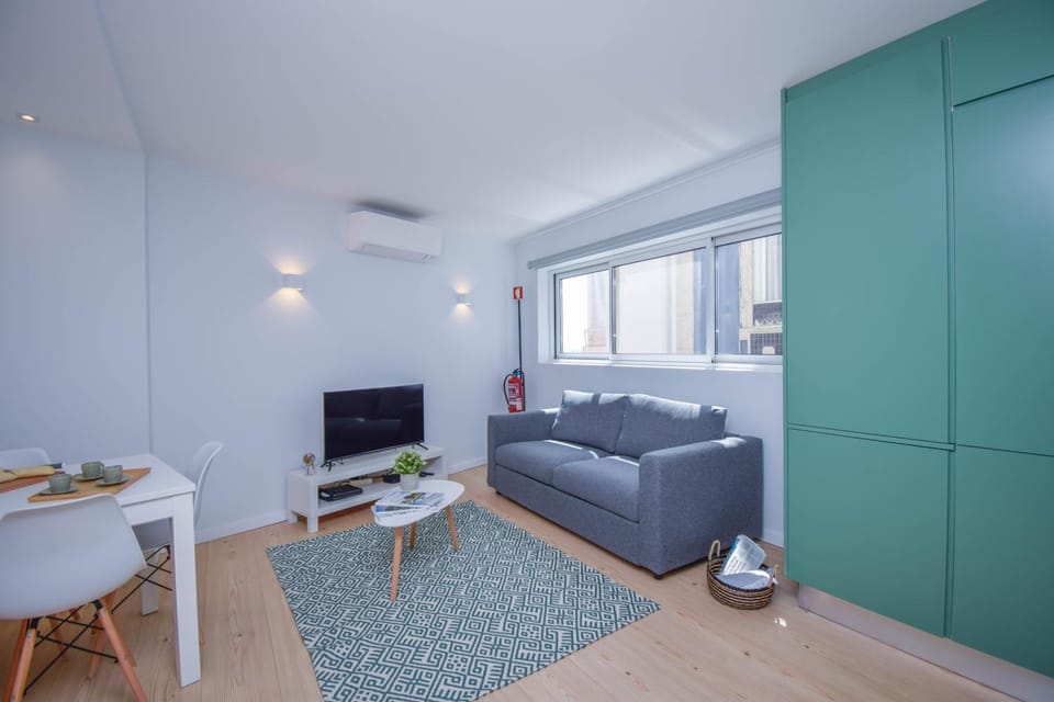 Central & Stylish 2 Bedroom Apartment w/ Balcony Apartment in Cascais