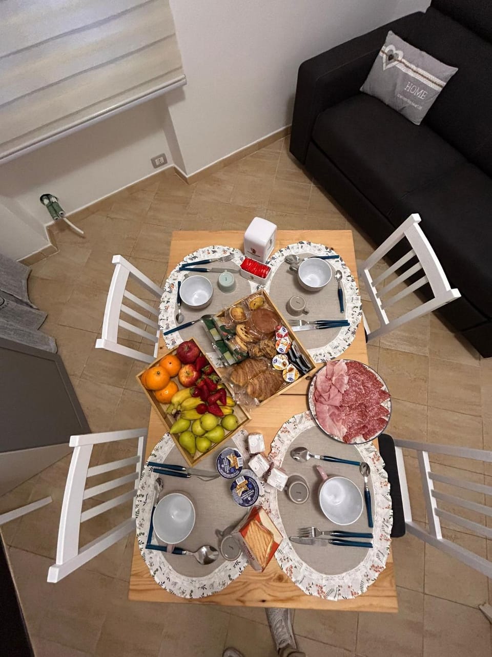 Living room, Seating area, Food, Breakfast, Lunch, Drinks