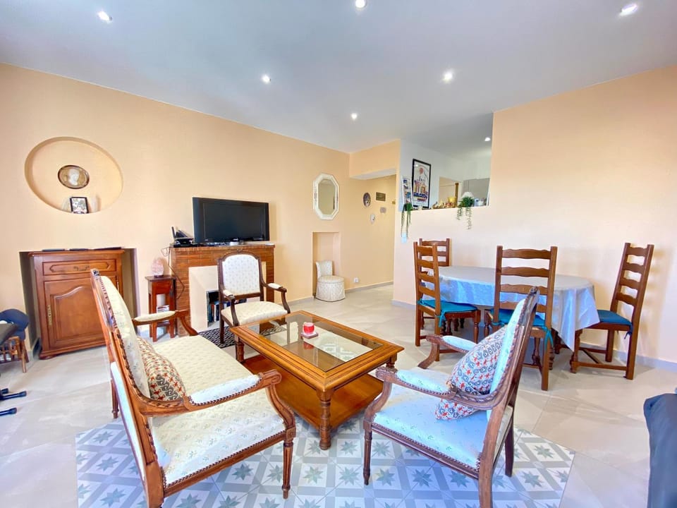 TV and multimedia, Living room, Dining area