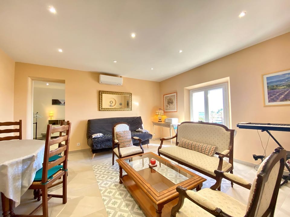 Living room, Dining area, air conditioner