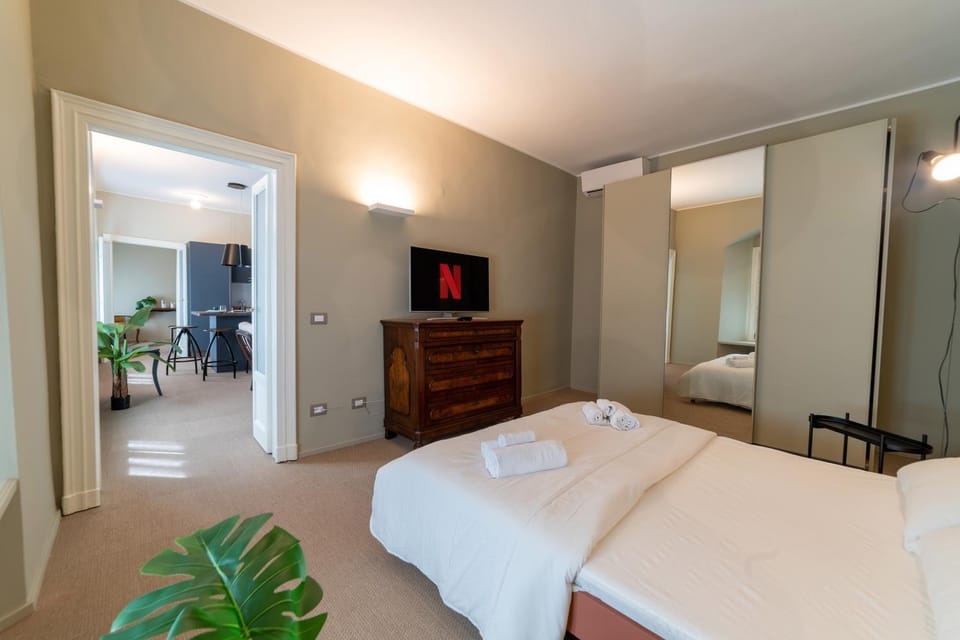Bed, TV and multimedia, Photo of the whole room, Evening entertainment, Bedroom, hair dresser, towels