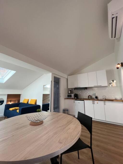 Kitchen or kitchenette, Living room, Seating area, stove