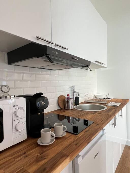 Coffee/tea facilities, Kitchen or kitchenette, minibar, stove