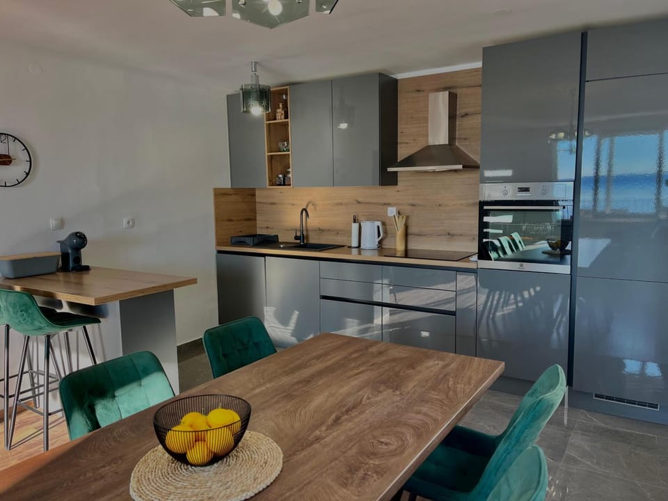 Kitchen or kitchenette, dishwasher, oven
