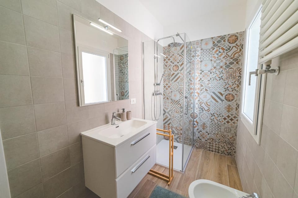 Shower, Toilet, Bathroom, bidet, towels