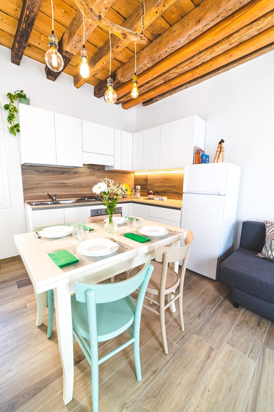 Kitchen or kitchenette, Living room, Seating area, Dining area