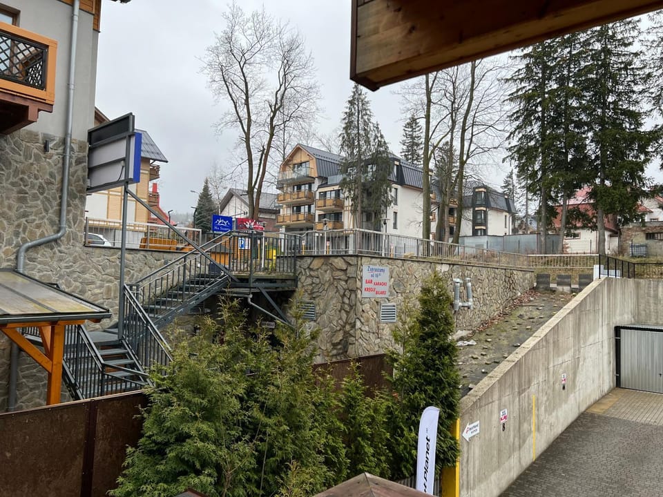 Neighbourhood, Street view