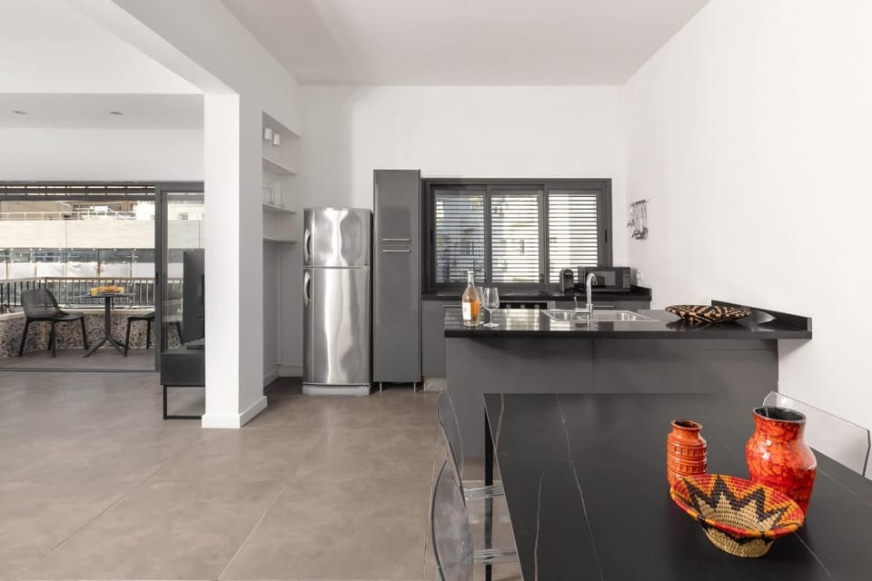 Calm and Spacious 3BDR near Bograshov Beach Apartment in Tel Aviv-Yafo